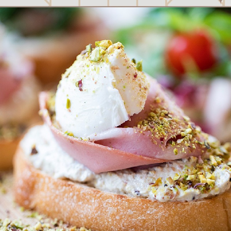 Bruschette pistacchio e mortadella